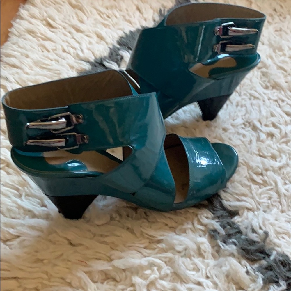 Chloé strappy patent heels 38